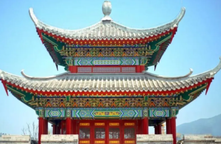 鋼絲繩電動(dòng)葫蘆和吊機(jī)共同吊起閩越水鎮(zhèn)城門(mén)樓穹頂
