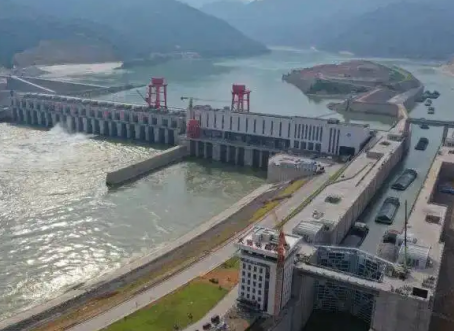 大藤峽水利樞紐工程建設中鋼絲繩葫蘆發揮吊重作用